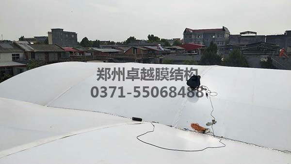 南陽社旗縣門球場(chǎng)膜結(jié)構(gòu)頂棚卓越工人裝膜收尾階段