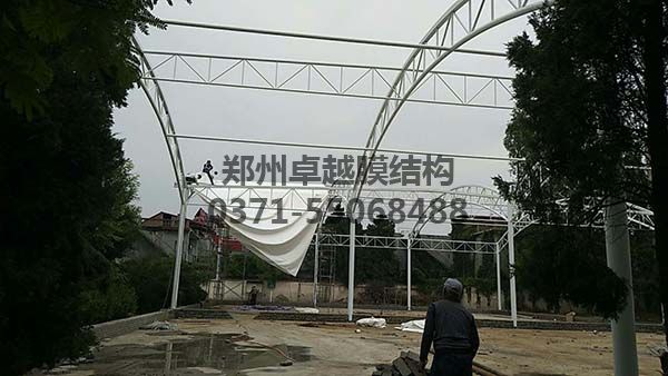 南陽社旗縣門球場(chǎng)膜結(jié)構(gòu)頂鋼構(gòu)完成