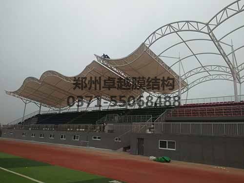 安裝膜結構具有一定危險性，需做好安全措施