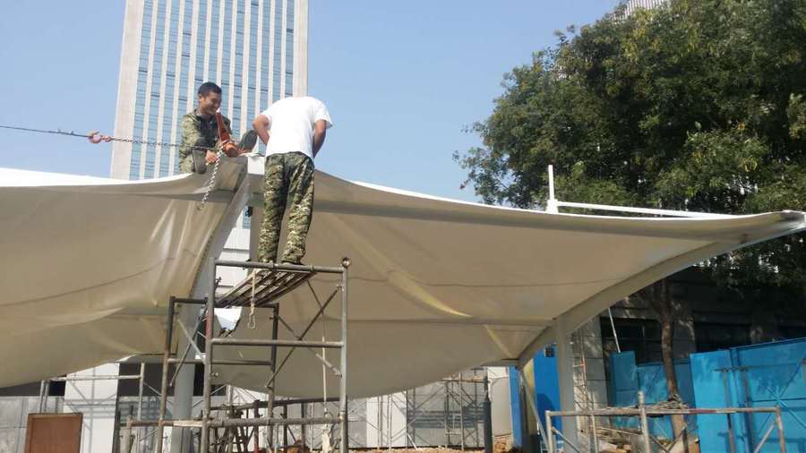 膜結(jié)構(gòu)停車棚的光照性有什么優(yōu)點？