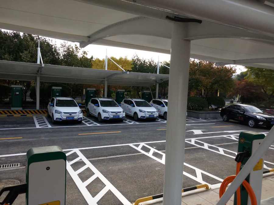 七字型的汽車停車棚，也是汽車蓬里，使用比較多的一款造型