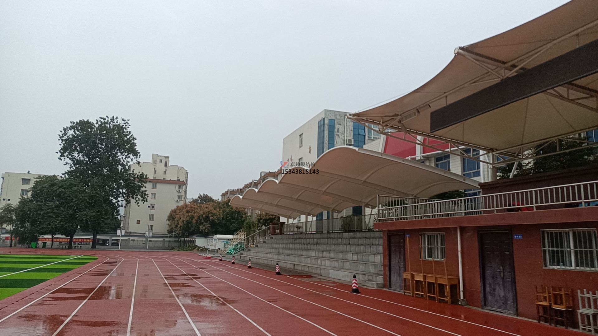 學(xué)校田徑場<font color='red'>膜結(jié)構(gòu)看臺</font>遮陽棚如何選擇材料？不同材料對其性能有何影響？