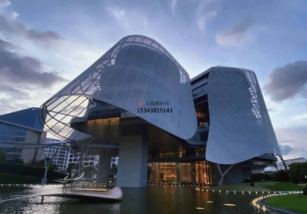 優(yōu)雅而懸浮，PTFE膜結(jié)構(gòu)外立面建筑